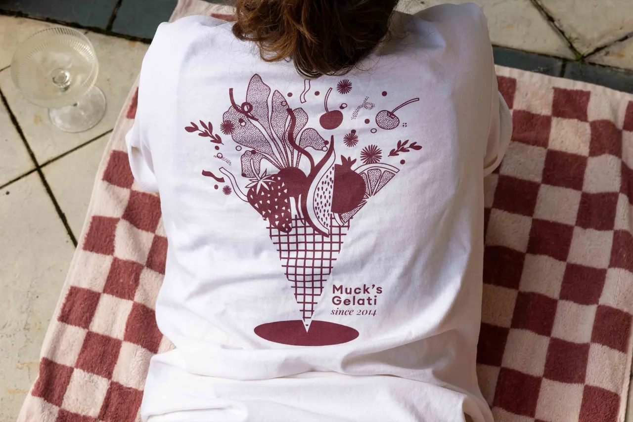 Rückenansicht eines weissen Shirts mit bordeauxfarbenem Glace-Motiv
