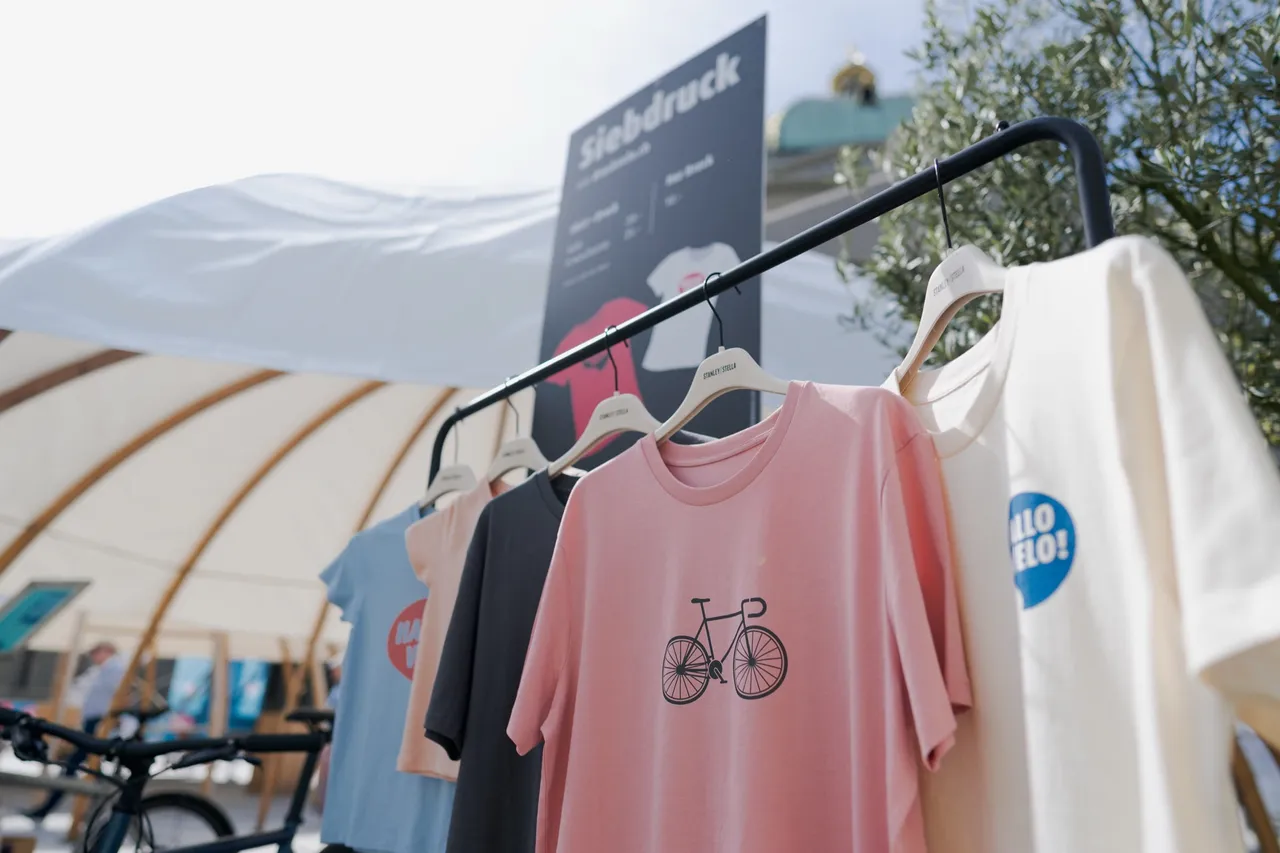 Frisch bedruckte Shirts hängen am Stand von Druckvelo