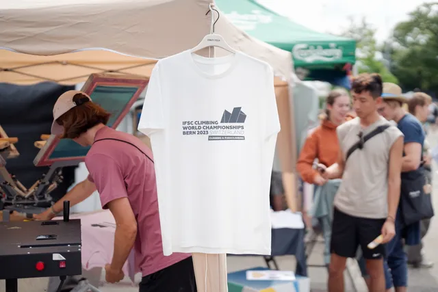 Weisses Druckvelo-Shirt der Kletter-WM an einem Bügel